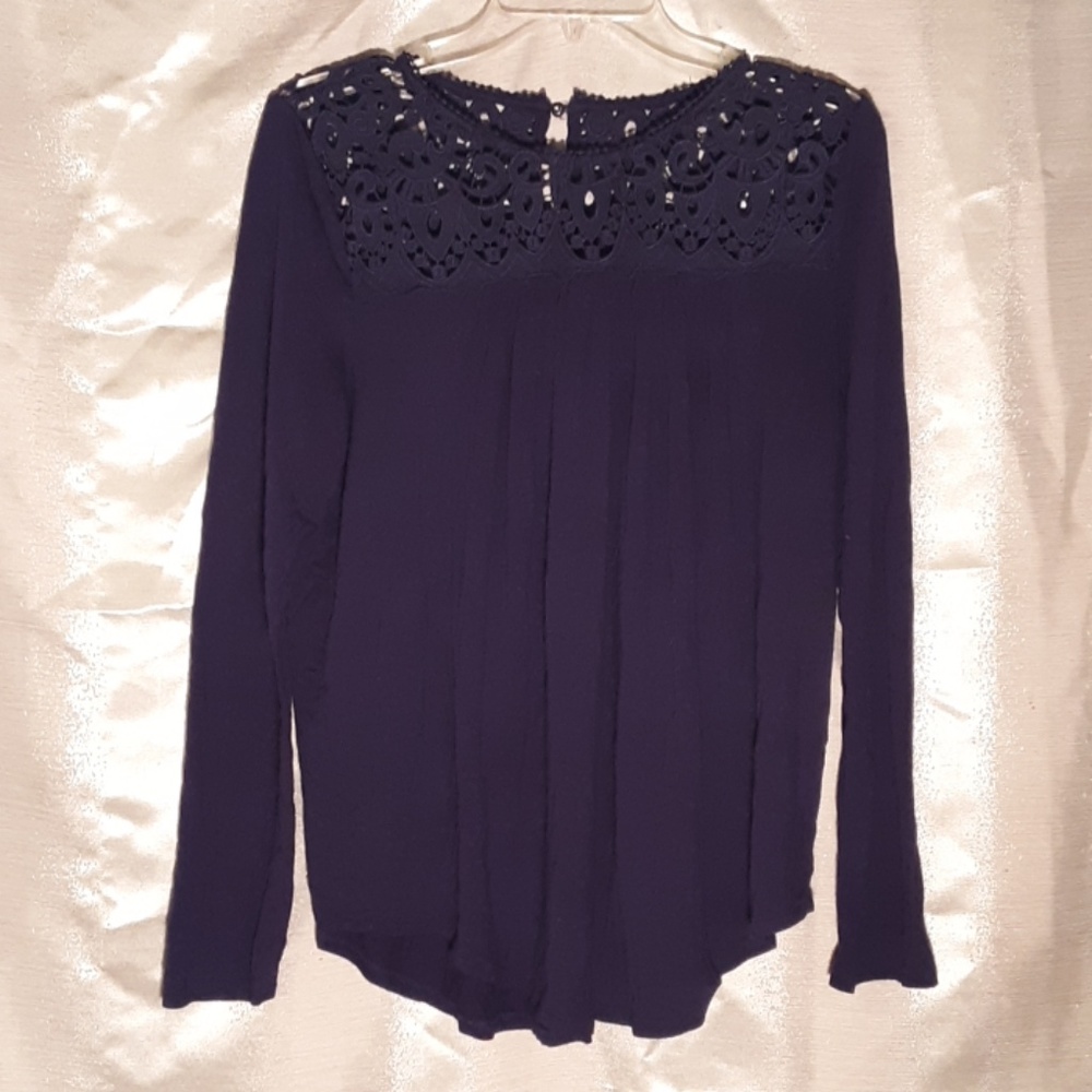 Pretty,dark blue long sleeved top.